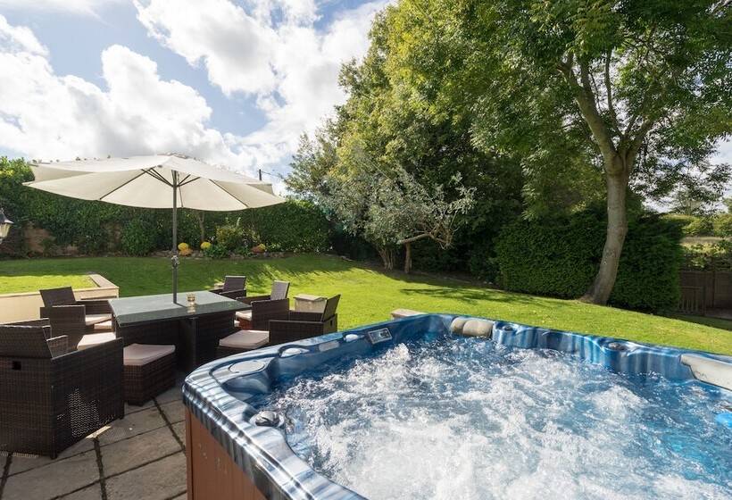 Peveril House, Spacious Eco Friendly Holiday Home