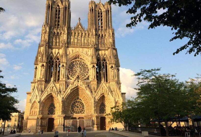 Le Nid Des Halles, Au Cœur Du Boulingrin