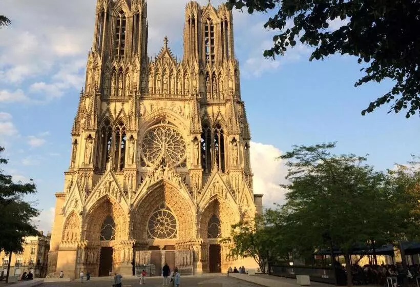 Le Nid Des Halles, Au Cœur Du Boulingrin