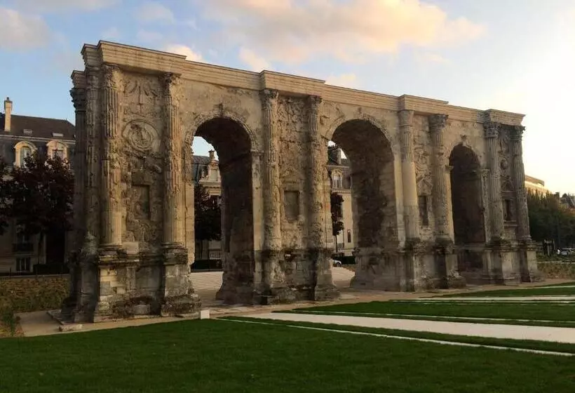 Le Nid Des Halles, Au Cœur Du Boulingrin