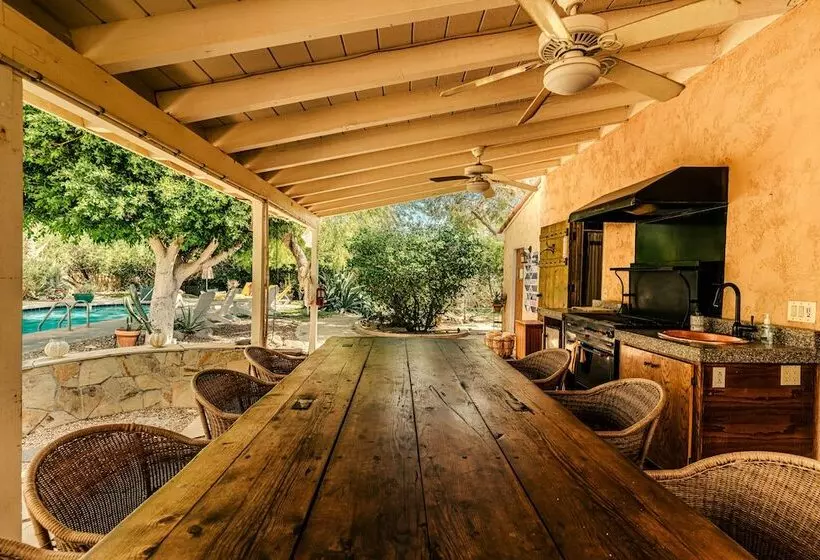 هتل The Good House  Hot Spring Hideaway