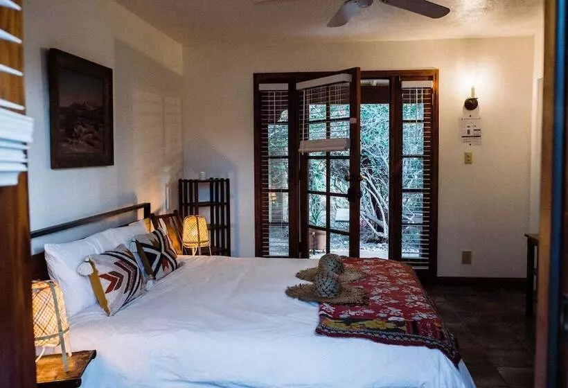 هتل The Good House  Hot Spring Hideaway