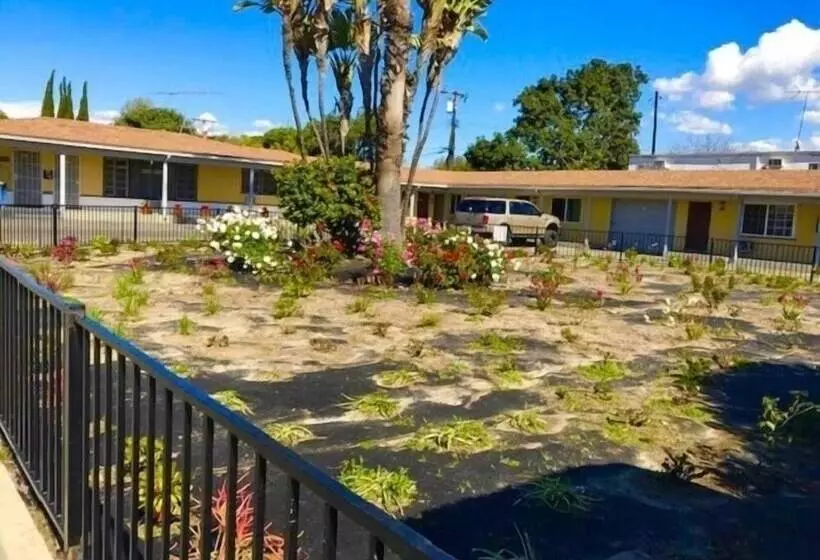 Sunshine Village Motel