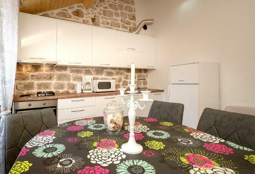 Apartment Nediljka In Old Part Of Town