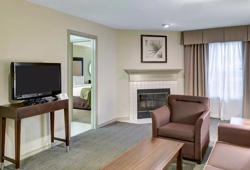 ホテル Clarion Inn And Suites Conference Center Covington