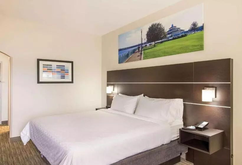 هتل Clarion Pointe New Bern