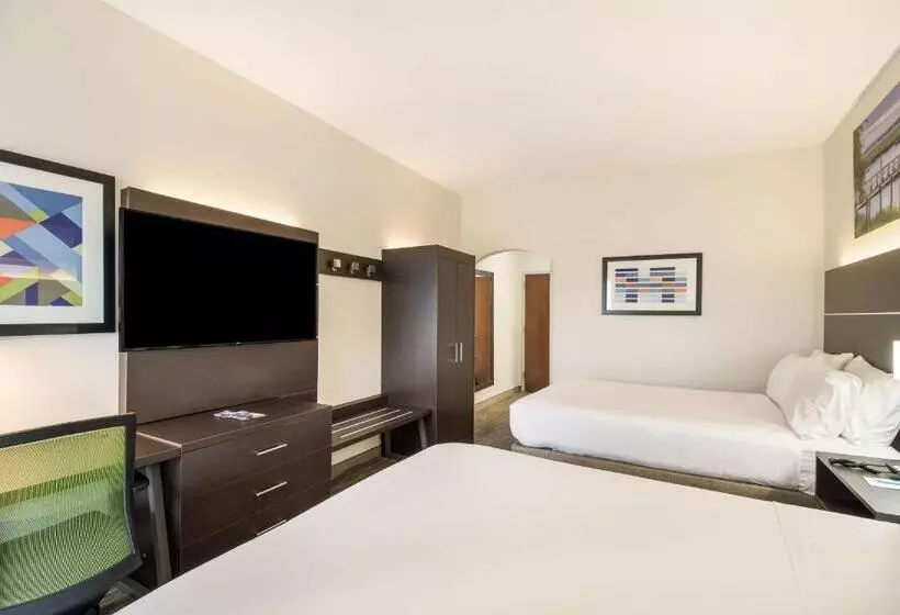 هتل Clarion Pointe New Bern