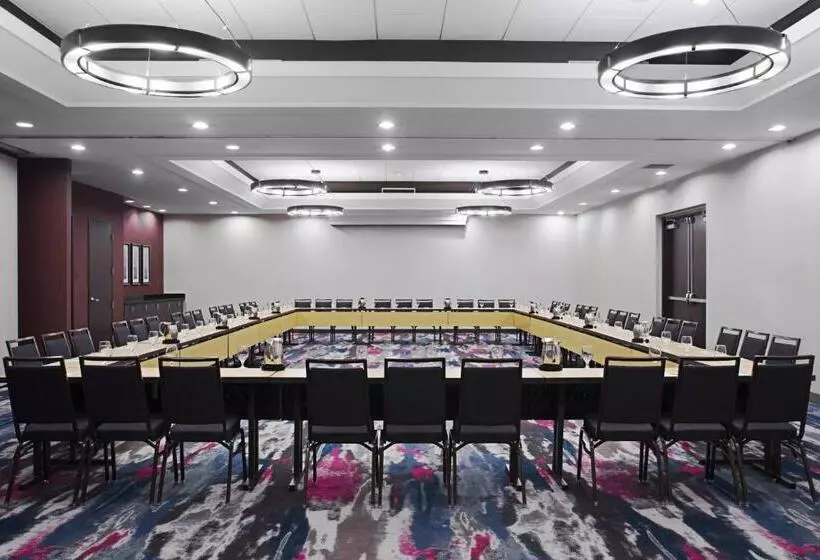 Отель Courtyard Miami Downtown Brickell Area