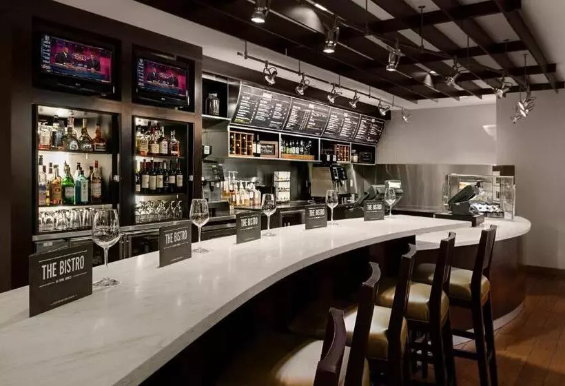 Отель Courtyard Miami Downtown Brickell Area