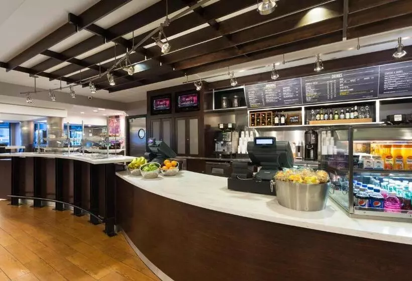 Отель Courtyard Miami Downtown Brickell Area