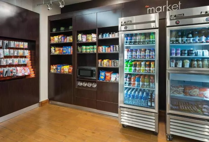 Отель Courtyard Miami Downtown Brickell Area