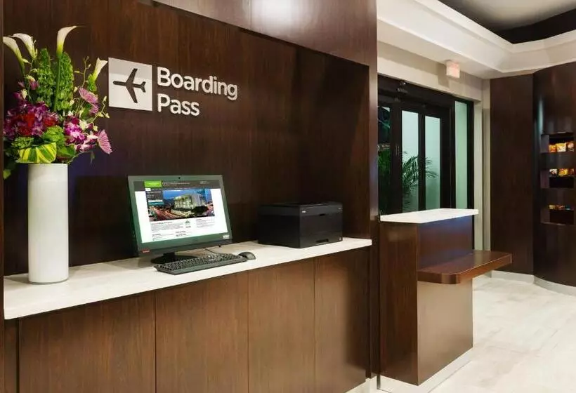 Отель Courtyard Miami Downtown Brickell Area