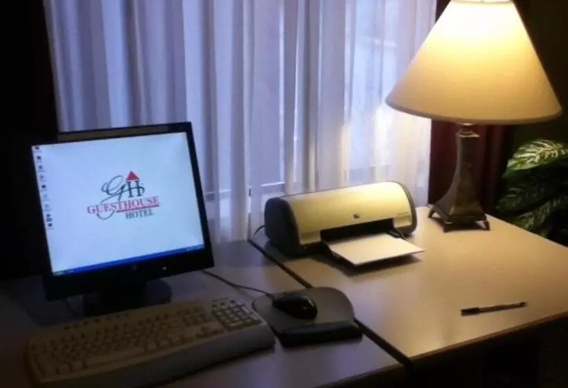 בית מלון כפרי Evergreen Inn & Suites