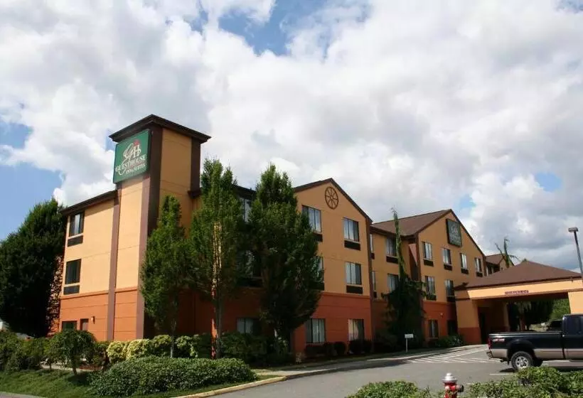 בית מלון כפרי Evergreen Inn & Suites