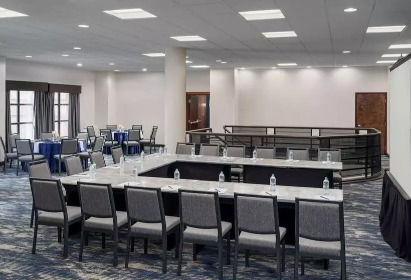 Отель Doubletree By Hilton Charlotte City Center