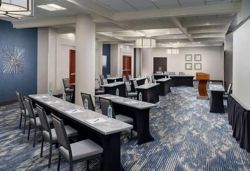 Отель Doubletree By Hilton Charlotte City Center