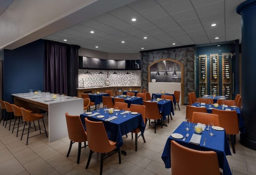 هتل Doubletree By Hilton Charlotte City Center