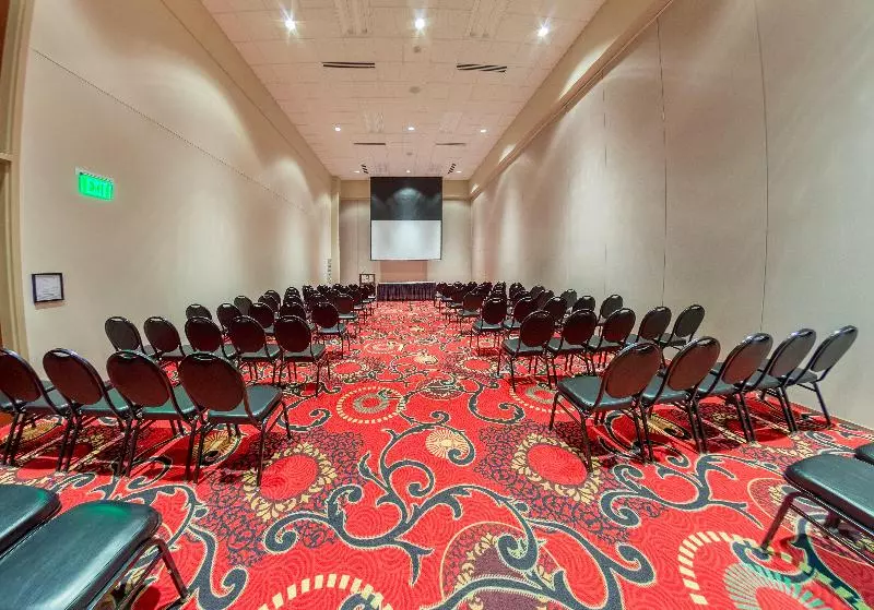 Отель Holiday Inn Des Moines Airport Conf Center, An Ihg