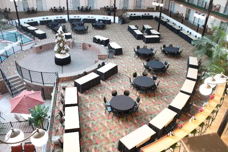 Отель Holiday Inn Des Moines Airport Conf Center, An Ihg