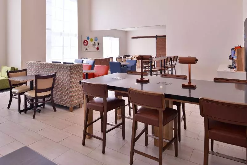 Holiday Inn Express Hotel & Suites Farmington, An Ihg