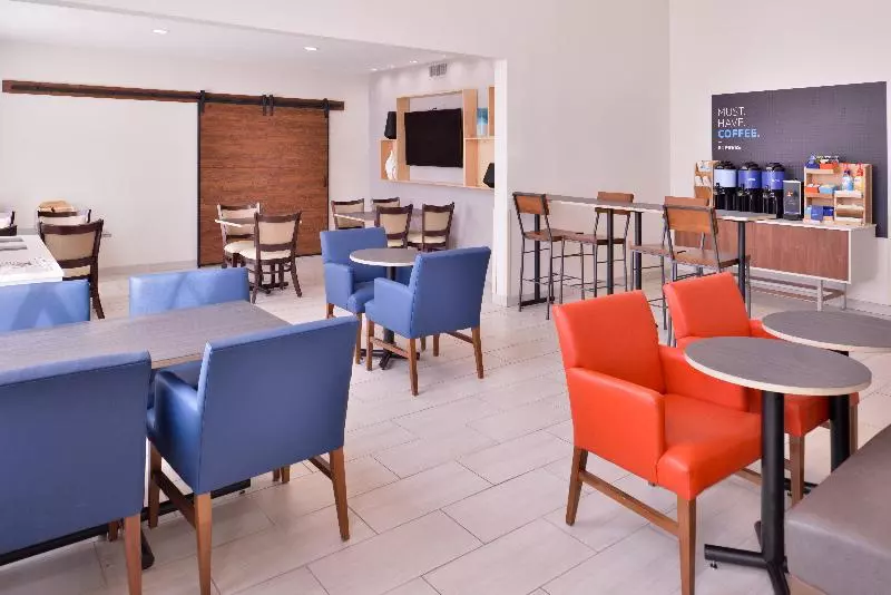 Holiday Inn Express Hotel & Suites Farmington, An Ihg