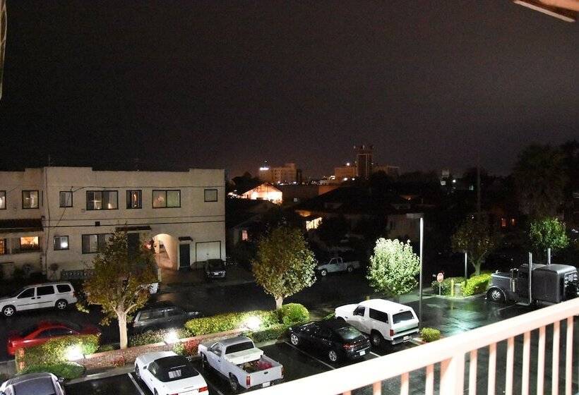 ホテル Howard Johnson By Wyndham Salinas