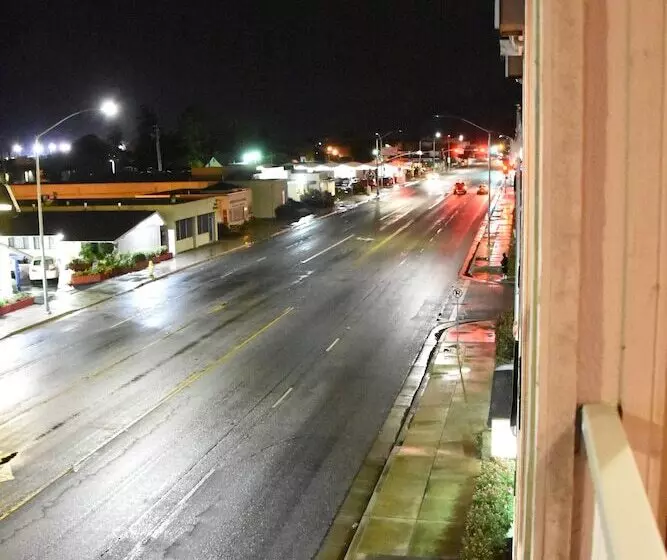 Отель Howard Johnson By Wyndham Salinas