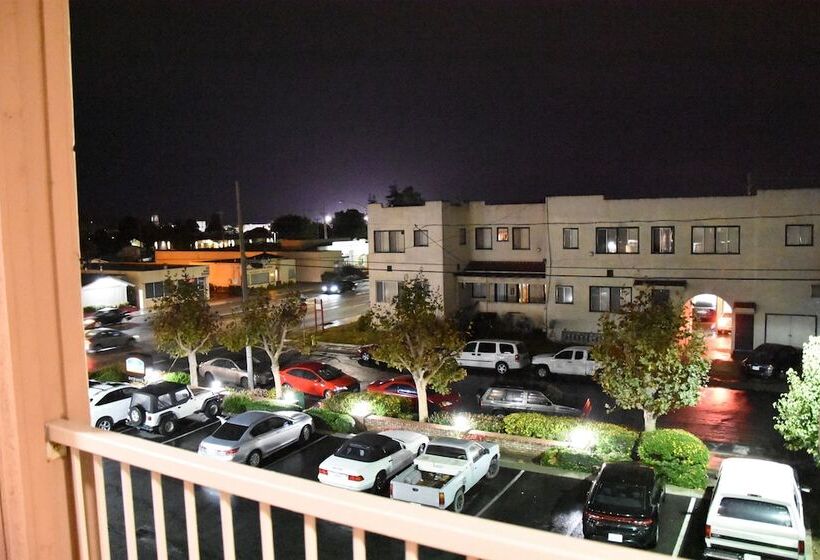 ホテル Howard Johnson By Wyndham Salinas