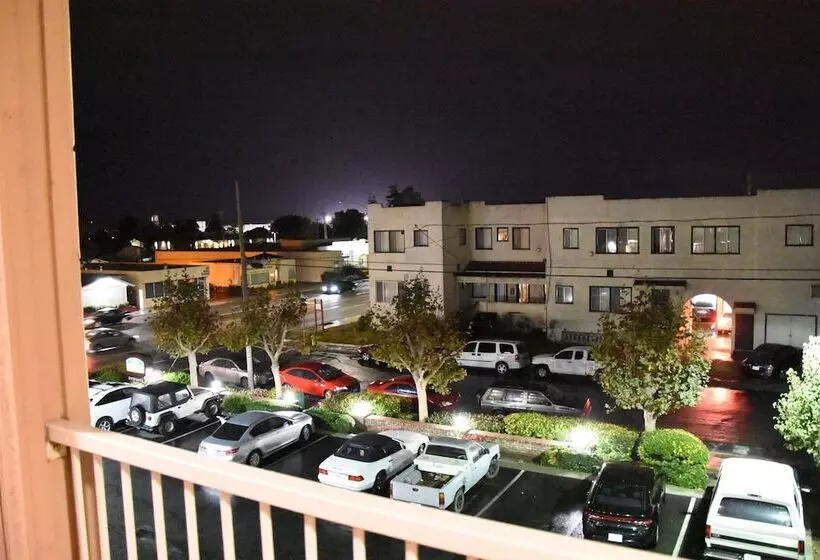 Отель Howard Johnson By Wyndham Salinas