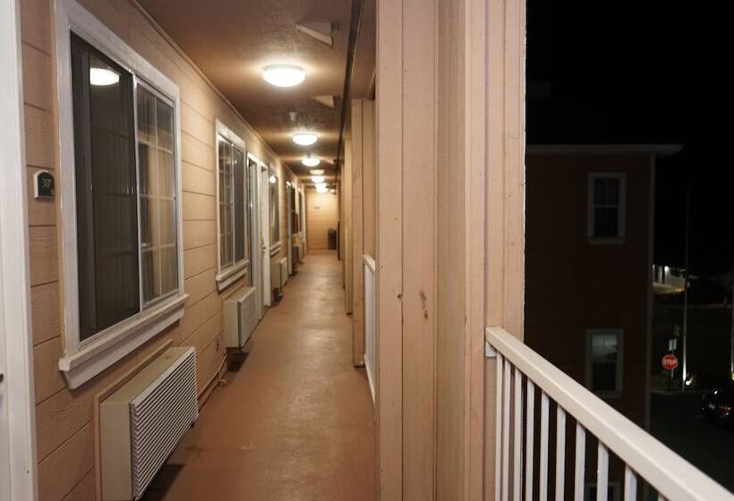 ホテル Howard Johnson By Wyndham Salinas