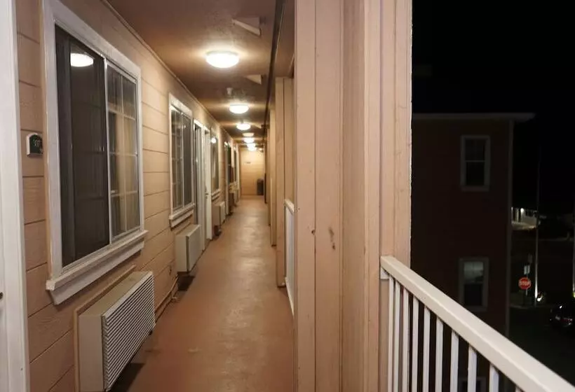 Отель Howard Johnson By Wyndham Salinas