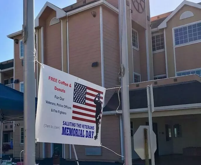 Отель Howard Johnson By Wyndham Salinas