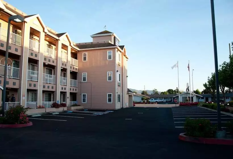 Отель Howard Johnson By Wyndham Salinas