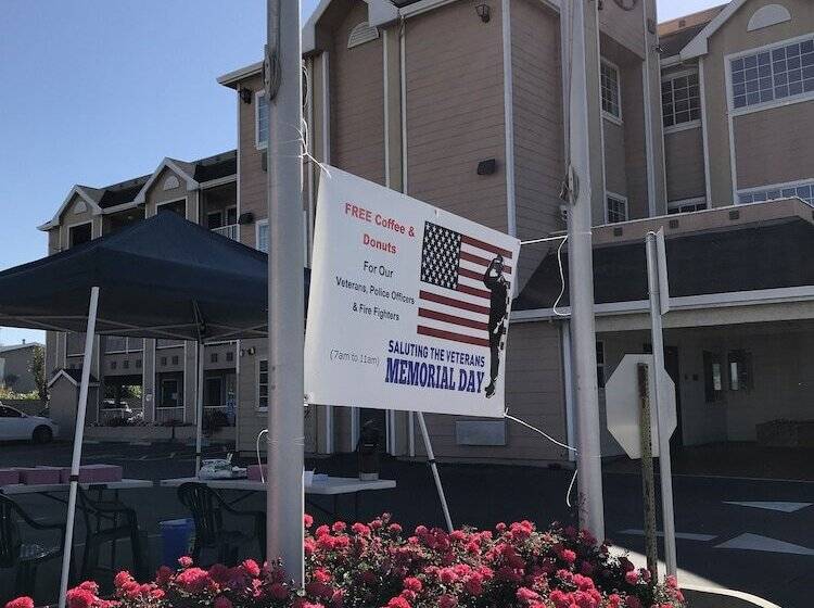 ホテル Howard Johnson By Wyndham Salinas