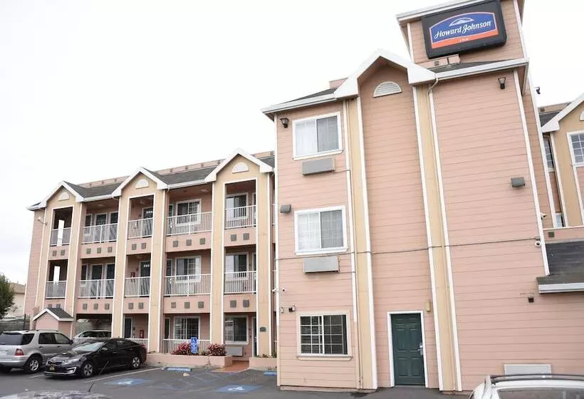 Отель Howard Johnson By Wyndham Salinas