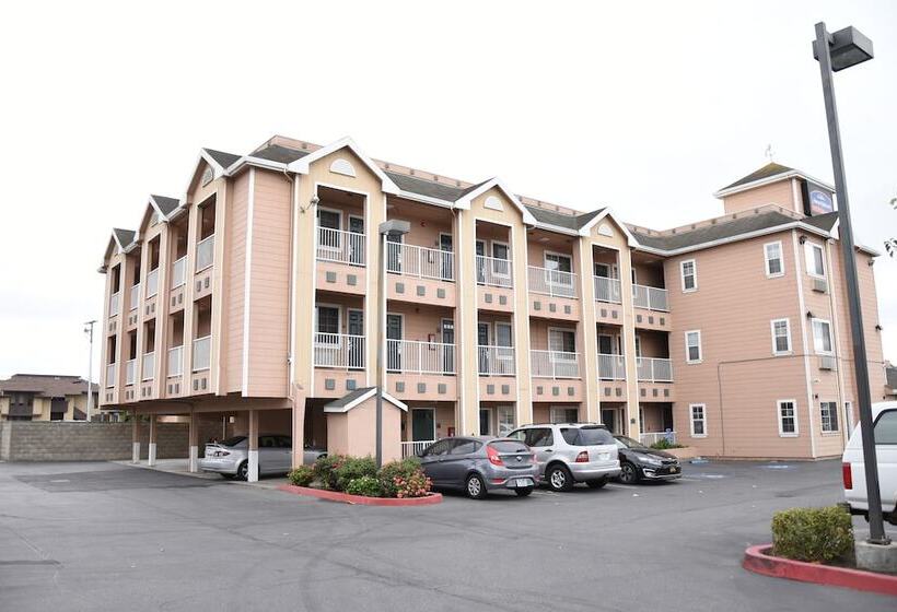 ホテル Howard Johnson By Wyndham Salinas