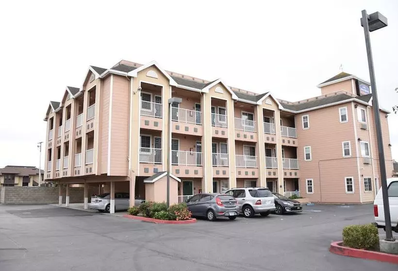 Отель Howard Johnson By Wyndham Salinas