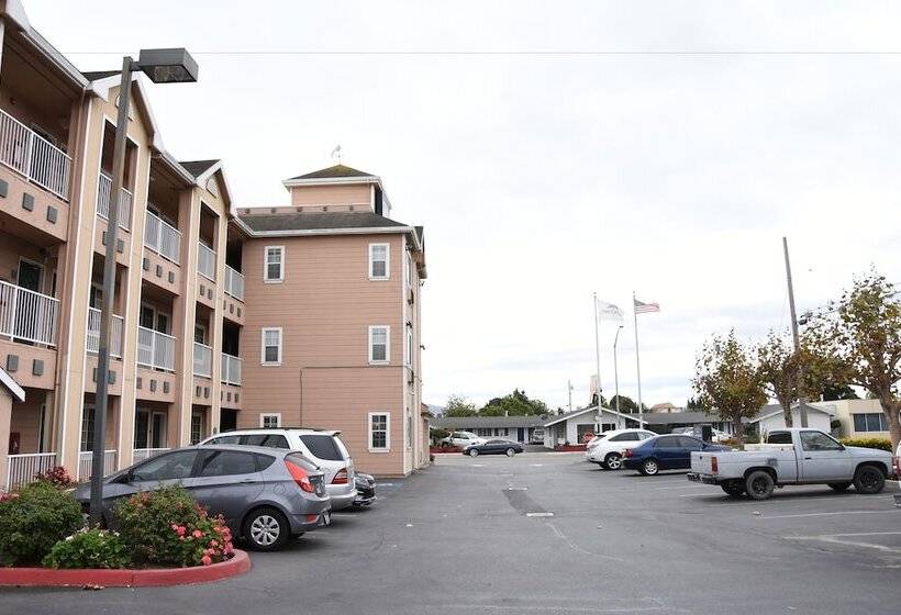 ホテル Howard Johnson By Wyndham Salinas