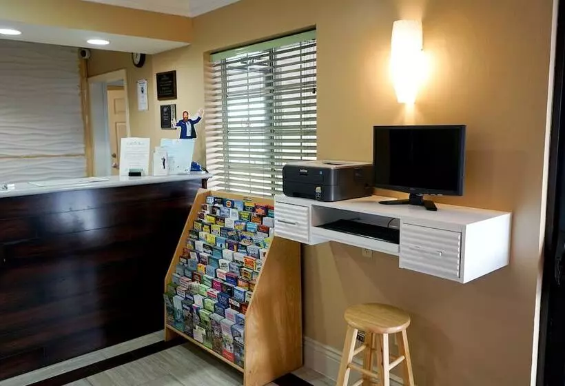 Отель Howard Johnson By Wyndham Salinas