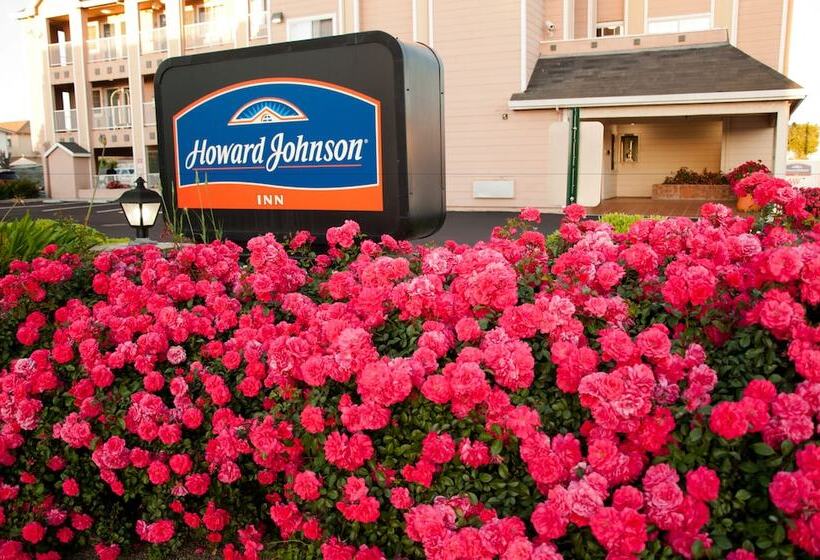 ホテル Howard Johnson By Wyndham Salinas