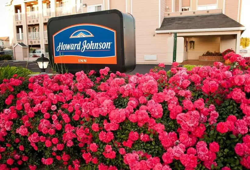 Отель Howard Johnson By Wyndham Salinas