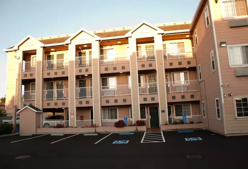 Отель Howard Johnson By Wyndham Salinas