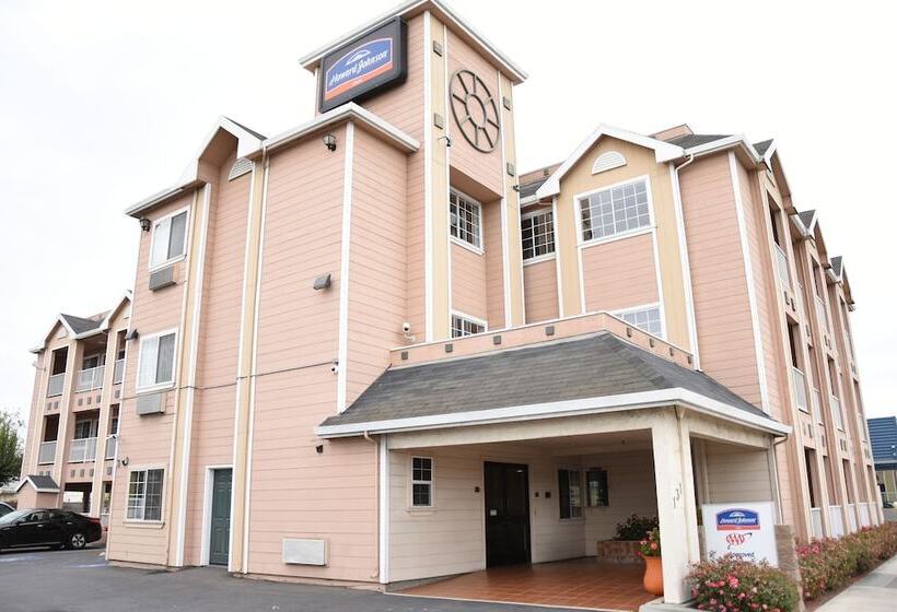 ホテル Howard Johnson By Wyndham Salinas