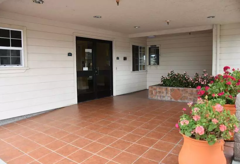 Отель Howard Johnson By Wyndham Salinas