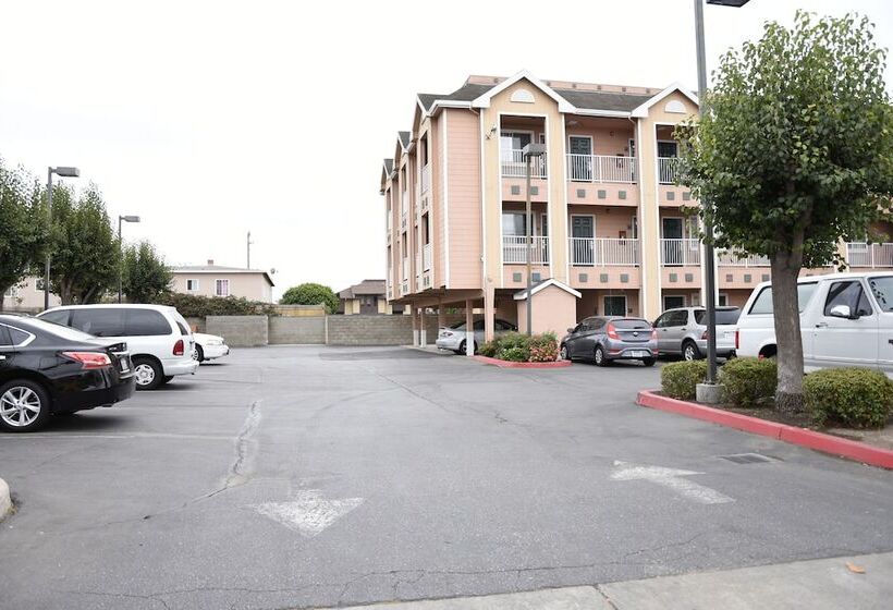 ホテル Howard Johnson By Wyndham Salinas