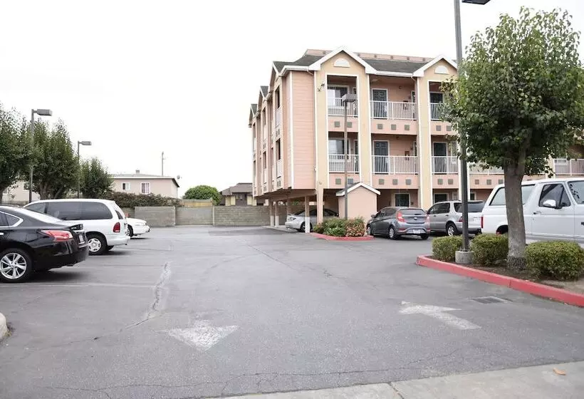 Отель Howard Johnson By Wyndham Salinas