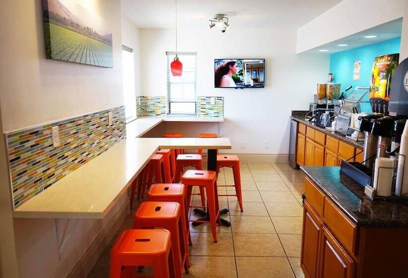 ホテル Howard Johnson By Wyndham Salinas