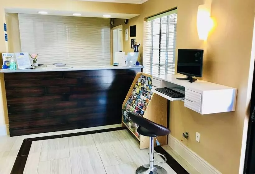 Отель Howard Johnson By Wyndham Salinas