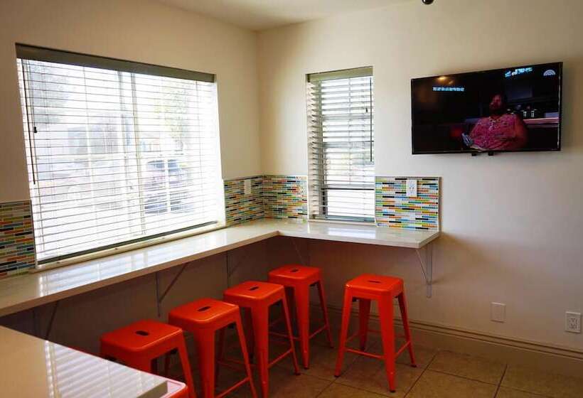 ホテル Howard Johnson By Wyndham Salinas