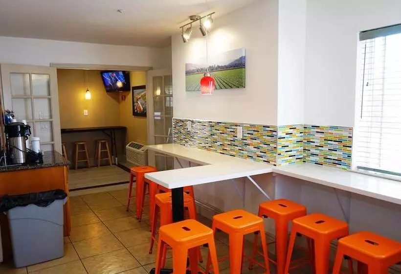 Отель Howard Johnson By Wyndham Salinas